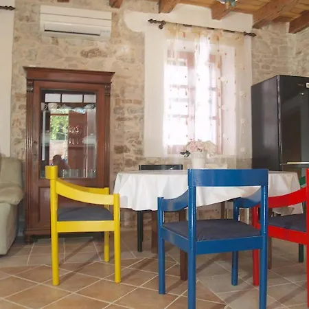 Сasa de vacaciones Dalmatian Holiday House Kate, Sleeps 6 *