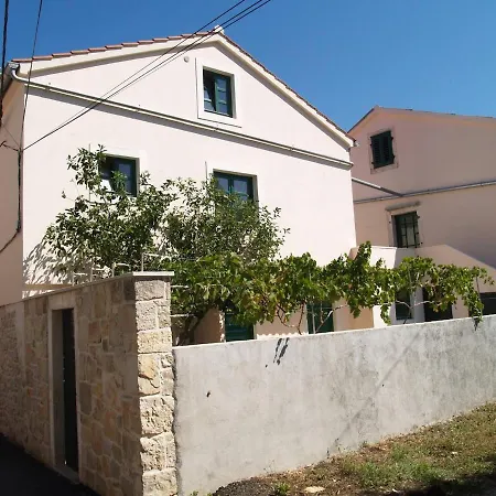 Сasa de vacaciones Dalmatian Holiday House Kate, Sleeps 6 *