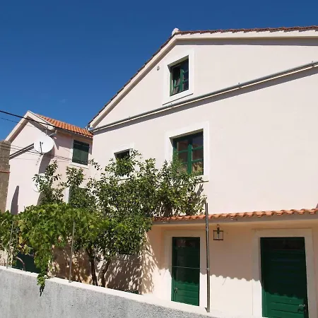 Сasa de vacaciones Dalmatian Holiday House Kate, Sleeps 6 *